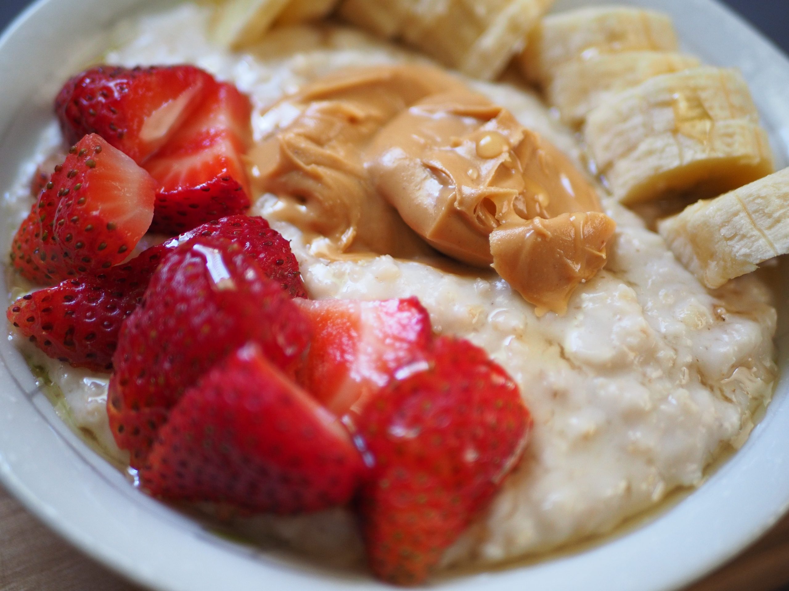 Oatmeal with strawberries and peanut butter